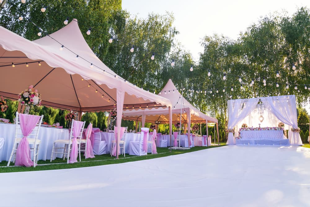 Hochzeit im Zelt: Stilvoll heiraten mit einer exklusiven Zeltmiete