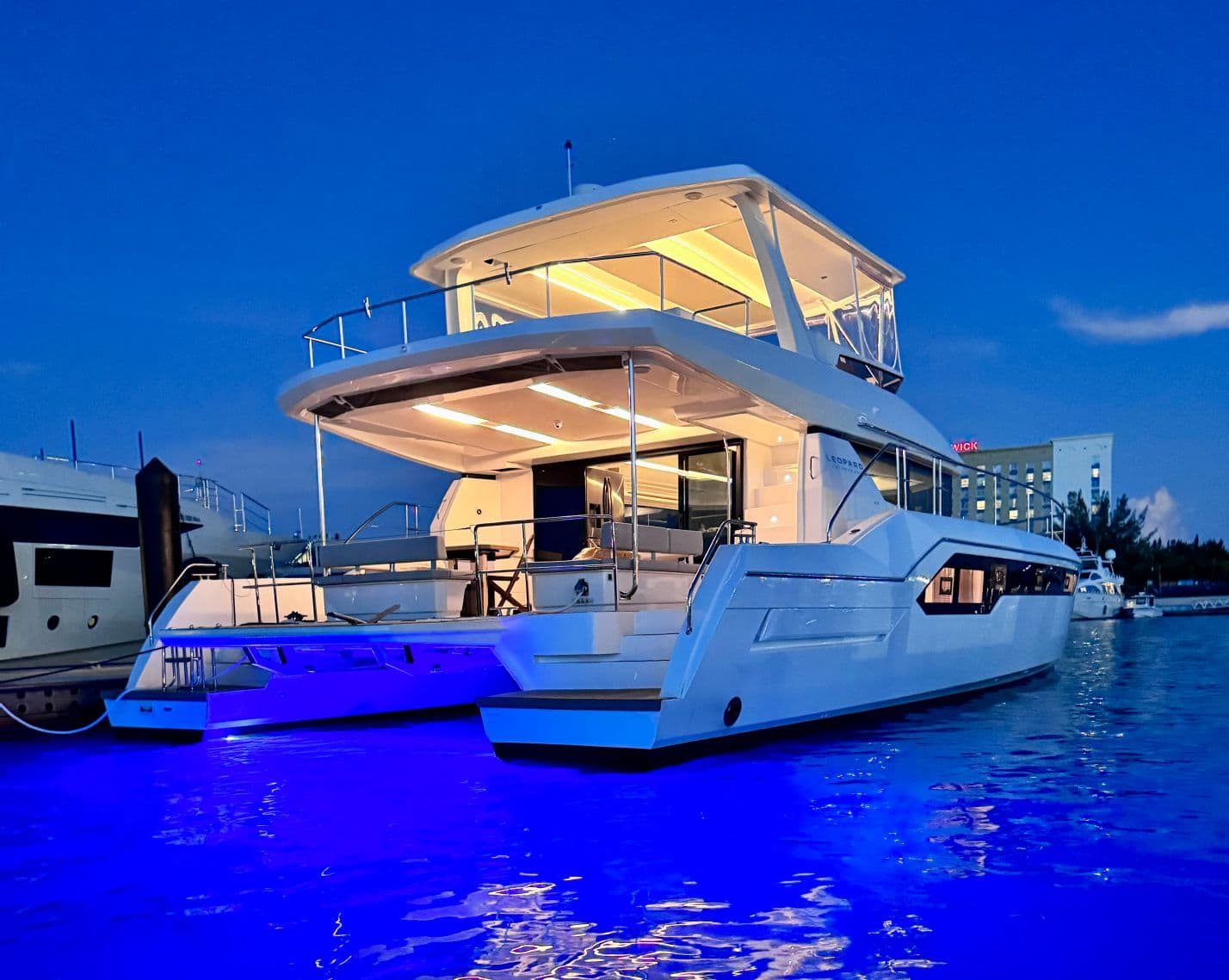 Atemberaubende Küsten erkunden mit Yachtcharter in Griechenland