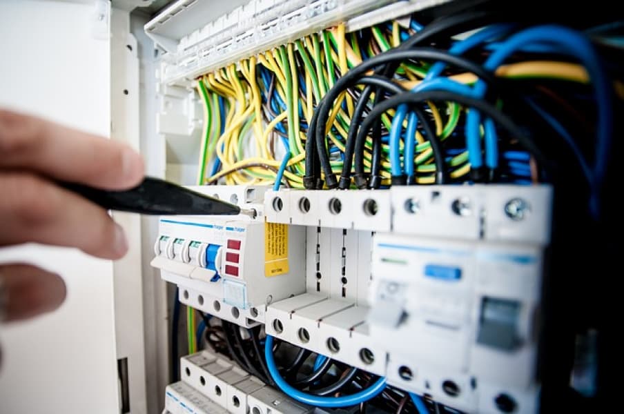 Wer darf eine Prüfung elektrischer Anlagen durchführen?