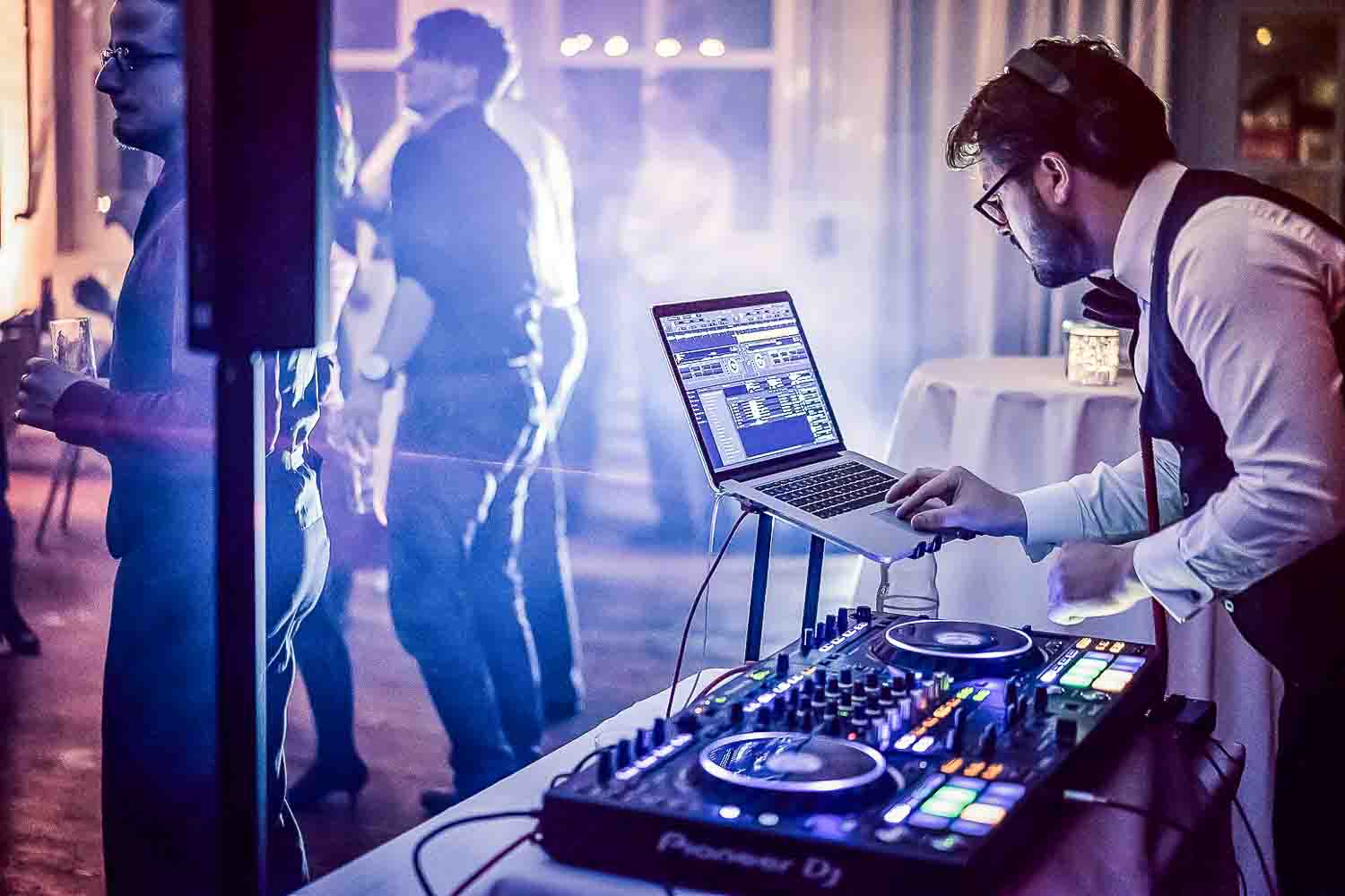 Personalisierte Hochzeitsunterhaltung: Die Magie eines Hochzeits-DJs