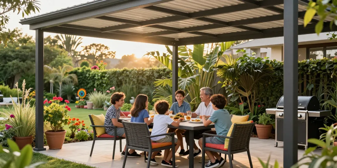 Familie unter Terrassenüberdachungen genießt im Garten eine Mahlzeit.